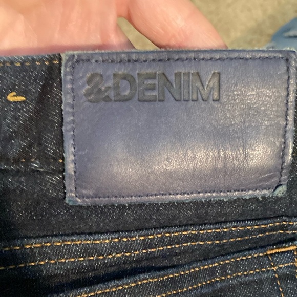 H&M & denim dark blue women's jeans with a distressed look on the front. - Picture 4 of 7